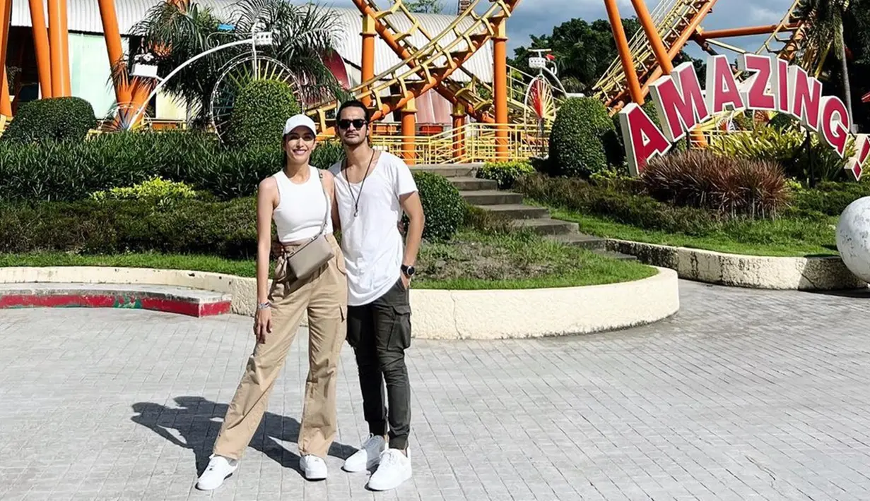 Di momen tersebut, Tyas tampil stylish dengan tank top putih, jogger pants dan sneakers. Tidak lupa, ia juga mengenakan topi untuk melindungi wajahnya dari sinar matahari yang terik. Sementara itu, Tezi mengenakan kaus dan sneakers warna senada dengan sang kekasih. (Liputan6.com/IG/@tyasmirasih)