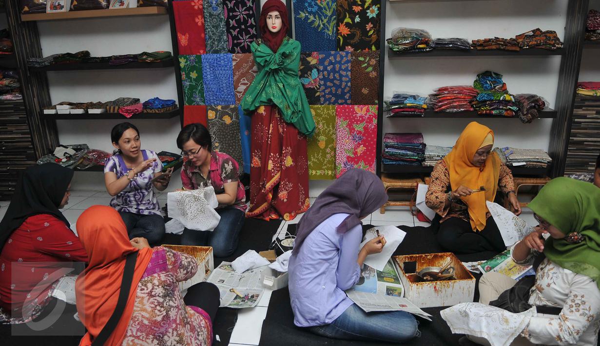 Warga membatik tulis bersama di Kampung Batik di Palbatu, Jakarta, Jumat (2/10). Kegiatan dalam rangka memperingati Hari Batik Nasional tersebut untuk memupuk rasa cinta akan batik sebagai warisan budaya asli Indonesia. (Liputan6.com/Gempur M Surya)