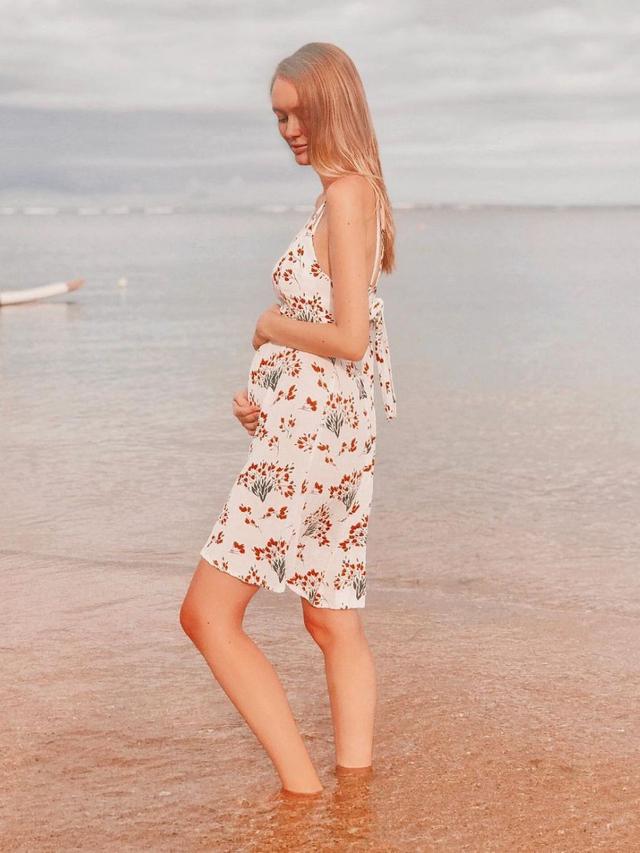 Sedang Hamil, Ini 6 Potret Baby Bump Polly Alexandria Bule yang Nikahi Pria Muntilan