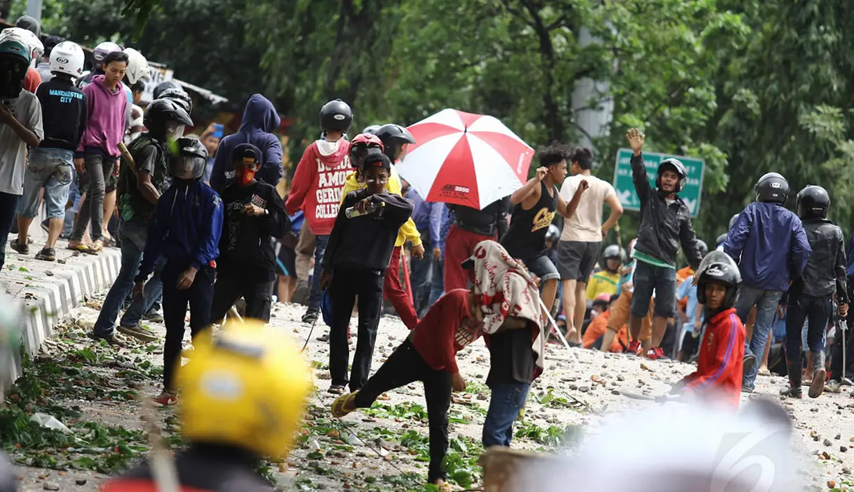 Puluhan warga Manggarai terlibat tawuran di kawasan Manggarai, Jakarta, Minggu (30/11/2014). (Liputan6.com/Faizal Fanani)