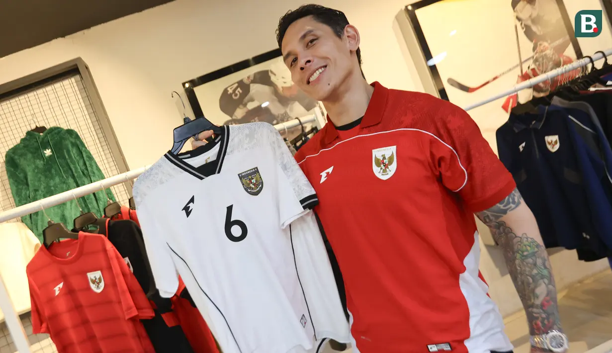 Ganindra Bimo memamerkan dua jersey terbaru Timnas Indonesia di pabrik yang berada daerah Bandung, Jawa Barat pada Rabu (12/2/2025). (Bola.com/Abdul Aziz)