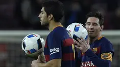 Luis Suarez dan Lionel Messi membawa bola setelah mengalahkan Valencia pada leg pertama semifinal  Copa del Rey (King's Cup) di Stadion Camp Nou, Barcelona, Kamis (4/2/2016) dini hari WIB. (AFP/Lluis Gene)