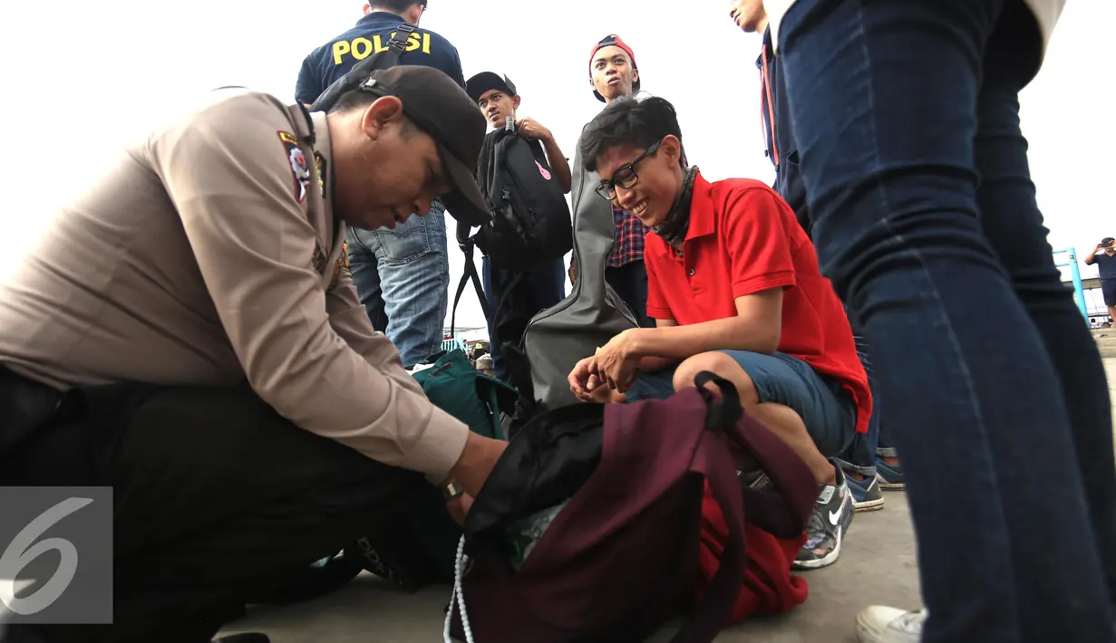 Anggota Polres Kepulauan Seribu memeriksa tas wisatawan di Kali Adem, Jakarta, Kamis (5/5). Razia tersebut sebagai bentuk pencegahan penyalahgunaan narkoba dan minuman keras. (Liputan6.com/Angga Yuniar) 