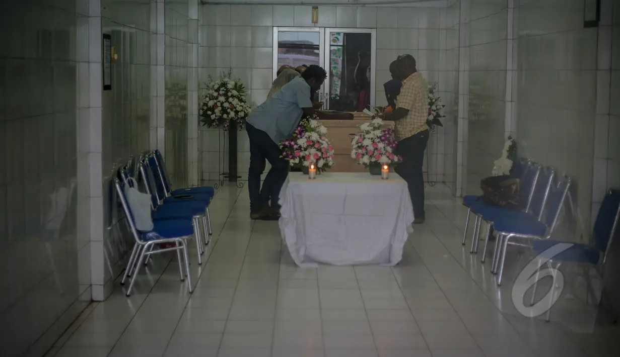 Para kerabat terlihat mendoakan jenazah terpidana mati Sylvester Obiekwe Nwolise di Rumah Duka RS PGI Cikini, Jakarta, Kamis (30/4/2015). Jenazah Sylvester hari ini akan dipulangkan ke negara asalnya, Nigeria. (Liputan6.com/Faizal Fanani)