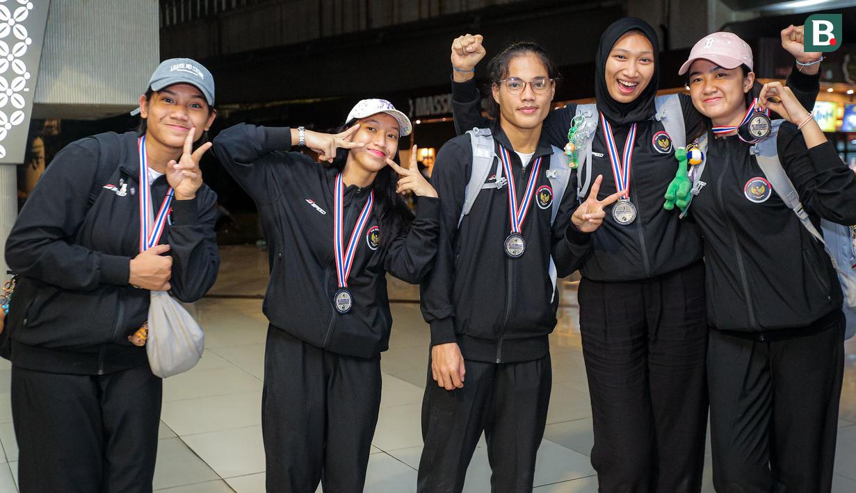 <p>Para pemain Timnas voli putri Indonesia U-18 (dari kiri) Syabilla Hilal Ramadhan, Tazma Aprilia, Junaida Santi, Chelsa Berliana dan Gendis Azzahra berpose dalam acara penyambutan oleh pengurus PBVSI di Terminal 3 Bandara Soekarno Hatta, Tangerang, Jumat (14/6/2024) usai menempati peringkat kedua pada turnamen bola voli putri Princess Cup 2024. (Bola.com/Bagaskara Lazuardi)</p>