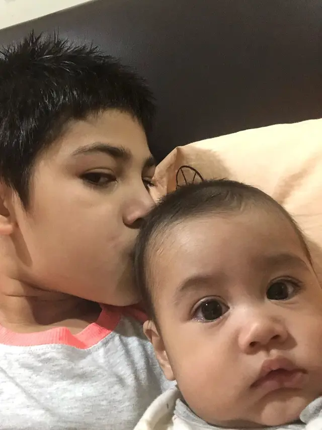 6 Potret Arsen Momong Anak Rifky Balweel dan Biby Alraen, Bak Adik Kandung