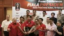 Foto bersama usai konferensi pers jelang laga final Piala Presiden 2018 di Hotel Sultan, Jakarta, Kamis (15/2/2018). Final dan semifinal Piala Presiden 2018 akan digelar di SUGBK Jakarta. (Bola.com/M Iqbal Ichsan)