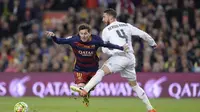 Bek Real Madrid, Sergio Ramos, mencoba menghentikan pergerakan striker Barcelona, Lionel Messi, pada laga di Camp Nou, Sabtu (2/4/2016). (AFP/Josep Lago)