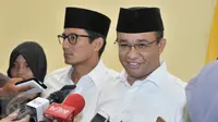 Pasangan cagub dan cawagub no urut 3, Anies Baswedan dan Sandiaga Uno memberikan keterangan kepada awak media usai bertemu dengan petinggi PKS di kantor DPP PKS di Jalan TB Simatupang, Jakarta, Senin (6/3). (Liputan6.com/Yoppy Renato)