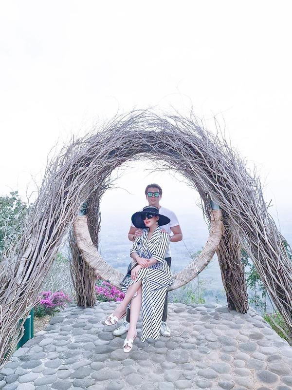 Outfit Syahrini liburan ke Bromo bareng Reino Barack. (dok. Instagram @princessyahrini/https://www.instagram.com/p/CFbBYNBs7hU/?igshid=j4zc1h4vmqeg)