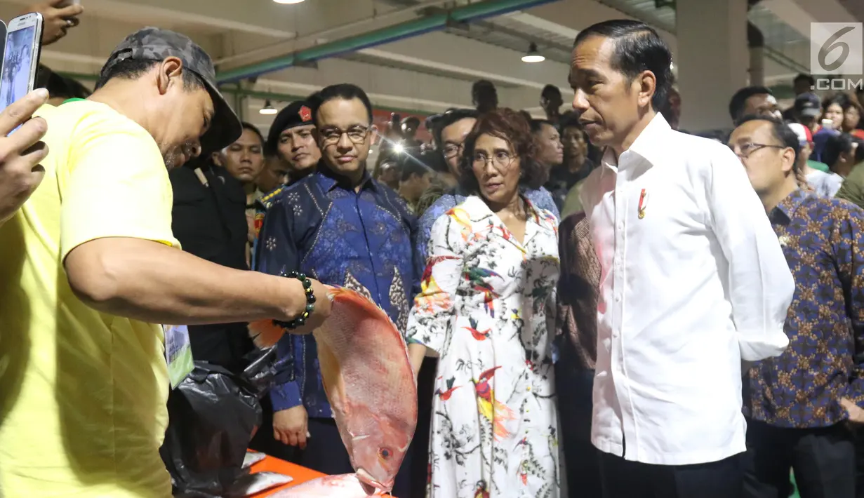 Presiden Joko Widodo berbelanja usai meresmikan Pasar Ikan Modern Muara Baru di Jakarta, Rabu (13/3). PIM Muara Baru yang menelan anggaran Rp150,68 miliar mengusung konsep pasar ikan yang higienis dan modern. (Liputan6.com/Angga Yuniar)