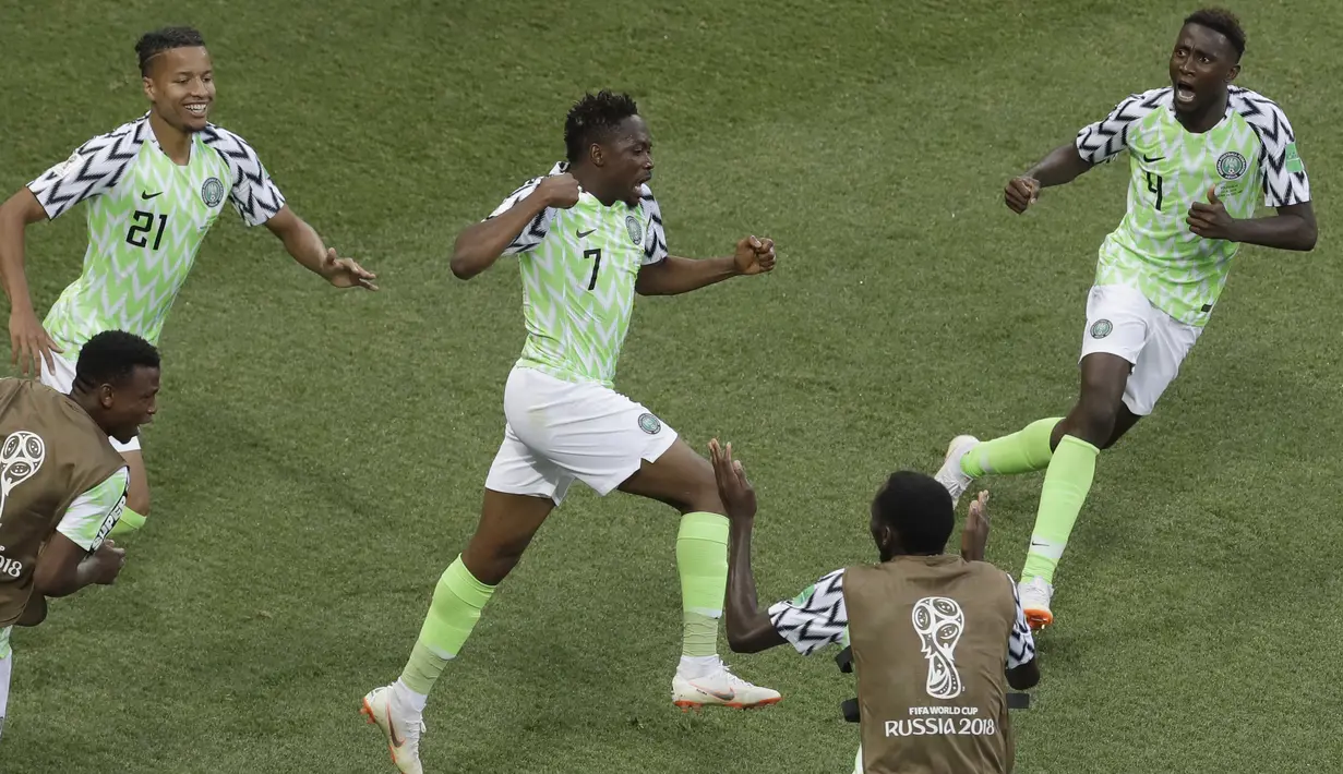 Para pemian Nigeria merayakan gol Ahmed Musa (tengah) saat melawan Islandia pada laga grup D Piala Dunia 2018 di Volgograd Arena, Volgograd, Rusia, (22/6/2018). Nigeria menang 2-0. (AP/Themba Hadebe)