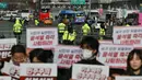 Dengan penjagaan ketat pihak kepolisian setempat, pengunjuk rasa turun ke jalan untuk menuntut mundur Presiden Korea Selatan Yoon Suk Yeol pasca-pencabutan status darurat militer. (ANTHONY WALLACE/AFP)
