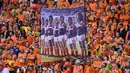 Suporter Timnas Belanda menunjukkan spanduk legenda saat melawan Polandia pada laga Grup D Euro 2024 di Volksparkstadion, Minggu (16/06/2024). (AFP/John Macdougal)
