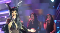 Dengan rambut terurau dan hiasan kepala bewarna hitam yang nampak seperti tanduk, Titi DJ menyanyi dalam konser "A Night with Judika" di Studio Sepat, Jakarta pada tahun 2015 silam. (Kapanlagi/Bambang E Ros)