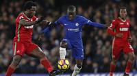 Gelandang Chelsea, N'Golo Kante, berusaha melewati striker Swansea, Wilfried Bony, pada laga Premier League di Stadion Stamford Bridge, London, Rabu (29/11/2017). Chelsea menang 1-0 atas Swansea. (AFP/Adrian Dennis)