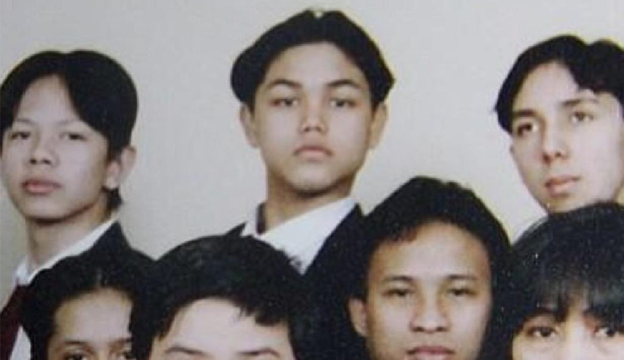 Ia memulai karirnya sebagai perancang busana bersama pamannya yang merupakan desainer ternama Adjie Notonegoro. Namanya makin dikenal saat ia masuk ke panggung hiburan. (Liputan6.com/IG/@ivan_gunawan)