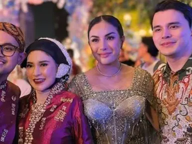 Nikita Mirzani menjadi salah satu artis yang hadir sebagai tamu undangan di acara mitoni Shandy Purnamasari. Acara tersebut semakin meriah karena dibarengi dengan ultah Shandy ke-33. Nikita tampil anggun dengan mengenakan kebaya hijau. (Liputan6.com/IG/@nikitamirzanimawardi_172)