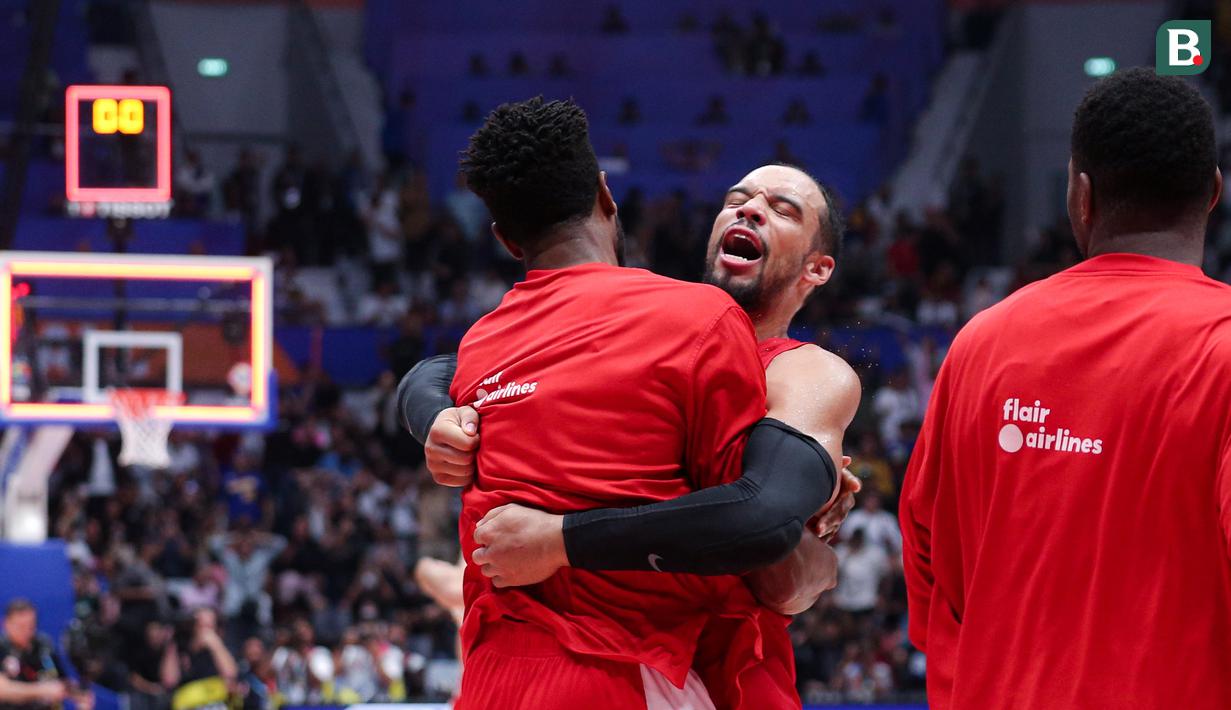 Pebasket Kanada, Dillon Brooks merayakan kemenangan bersama rekannya pada laga Grup L Piala Dunia FIBA 2023 melawan Spanyol di Indonesia Arena, Senayan, Jakarta, Minggu (03/09/2023). Kanada lolos ke babak perempat final setelah menang dengan skor 88-85. (Bola.com/Bagasakara Lazuardi)