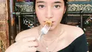 Aura kecantikan pemeran Nadine di sinetron Magic Tumbler ini memang begitu terpancarkan saat berfoto seperti ini. Kacamata besar dengan frame samping berwarna putih menjadi aksesoris yang pas saat ditaruh di atas kepalanya. (Liputan6.com/IG/@danniasalsabilla)