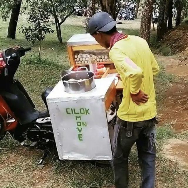 6 Tulisan Nyeleneh di Gerobak Cilok Ini Bikin Pembeli Jadi Salah Fokus
