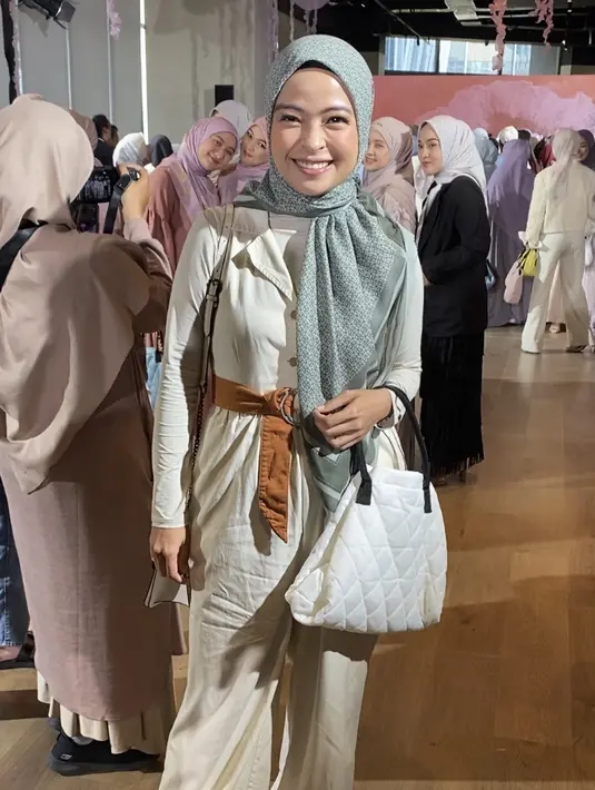 Biasa tampil pastel, kini Tantri Kotak tampil serba pastel mengenakan scarf SHI hijau dan jumpsuit putih dipadukan belt coklat dan manset putihnya.