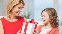 Ilustrasi memberi kado kepada ibu. (dok. cookifi.com/Esther Novita Inochi)