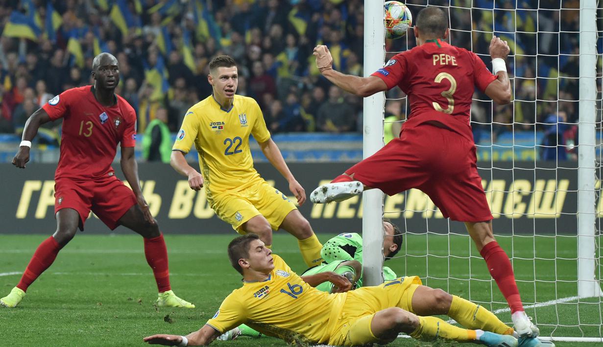 Bek Portugal, Pepe, berusaha menyundul bola saat melawan Ukraina pada laga Kualifikasi Piala Eropa 2020 di Stadion NSK Olimpiyskyi, Kiev, Senin (14/10). Ukraina menang 2-1 atas Portugal. (AFP/Genya Savilov)