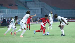 Rahmat Arjuna mencoba melewati para pemain Mali U-22 saat pertandingan melawan Timans Indonesia U-22 yang dilangsungkan di Stadion Pakansari, Bogor, Jawa Barat, Sabtu (15/11/2025). (Bola.com/M Iqbal Ichsan)
&nbsp;