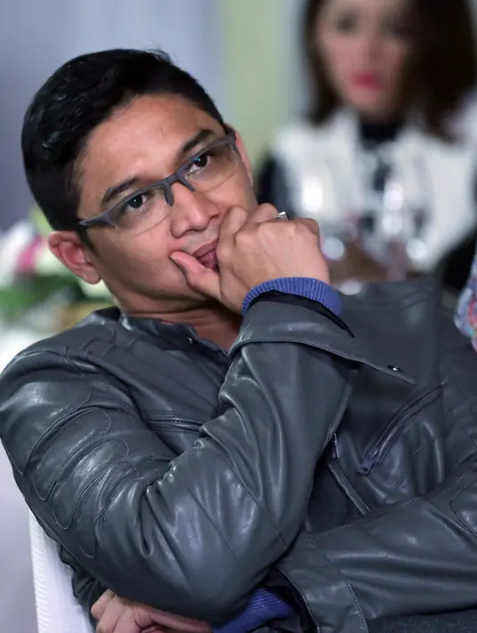 "Iyalah (wajar), kecuali saya taruh di belakang saya, di pundak saya, atau di belakang kepala saya, itu namanya tidak wajar, tidak hormat," kata Pasha di Komplek Widya Chandra. (Adrian Putra/Bintang.com)