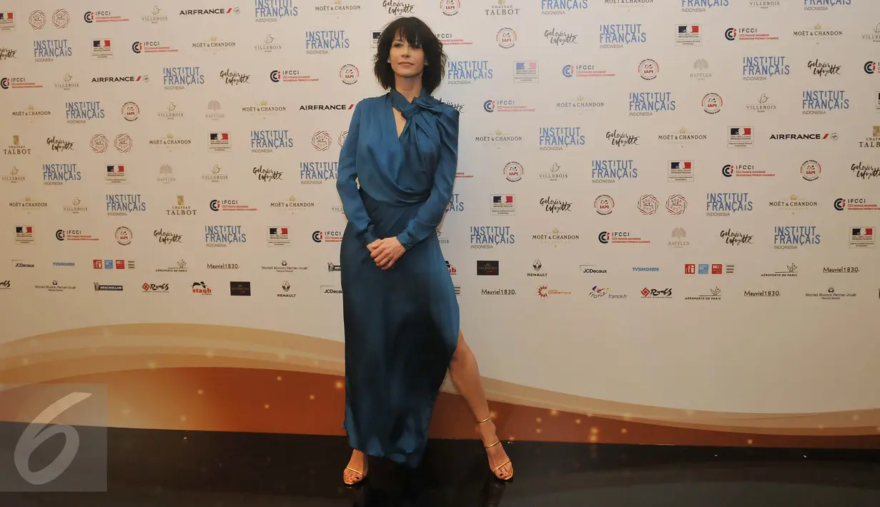 Aktris asal Prancis yang menjadi kekasih karakter ternama James Bond, dalam serial film 007 "The World is Not Enough", Sophie Marceau melakukan sesi foto saat menghadiri gala dinner Prancis-Indonesia di Jakarta, Minggu (20/3). (Liputan6.com/Johan Tallo)