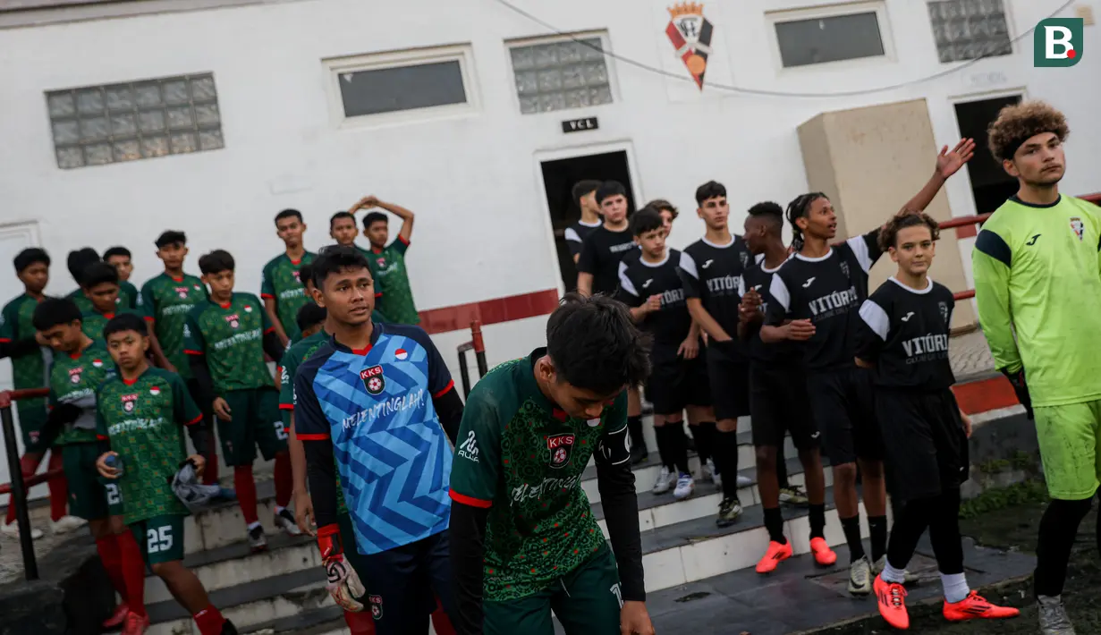 <p>Para pemain Korea-Korea Selecao dan Vitoria Clube de Lisboa sebelum pertandingan di mulai. Tampak wajah tegang terpancar di pemain Korea-Korea Selecao karena pertandingan ini merupakan ujicoba perdana di Portugal.</p>