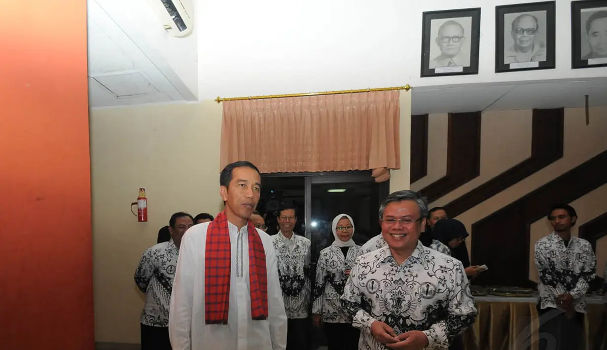 Gubernur DKI Joko Widodo melakukan kunjungan ke kantor PGRI di Gedung Guru Nasional, Jakarta, Jumat (23/5/14) (Liputan6.com/Herman Zakharia)