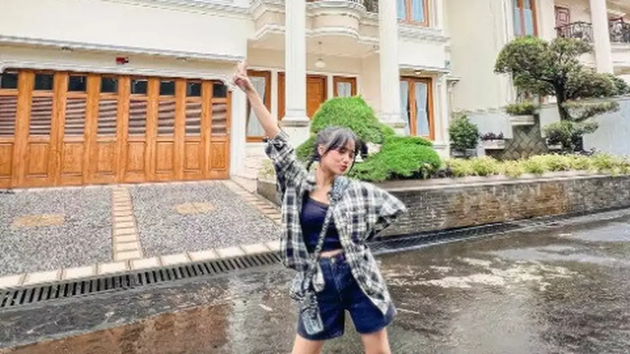 Sudah Punya Rumah Mewah Rp12 Miliar, Begini Potret Dapur Mewah Fuji yang Kaya Ornamen Kayu