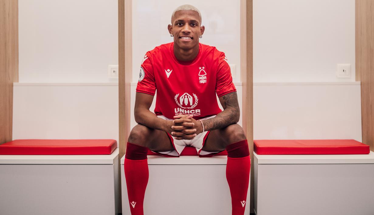 Danilo. Gelandang bertahan berusia 21 tahun ini baru saja didatangkan Nottingham Forest pada bursa transfer musim dingin 2022/2023, tepatnya pada 16 Januari 2023 dari Palmeiras dengan nilai transfer 20 juta euro. Ia diikat dengan durasi kontrak hingga akhir musim 2028/2029. Selama tiga tahun membela Palmeiras mulai 2020 hingga 2022 ia total tampil dalam 141 laga di semua ajang dengn torehan 12 gol dan 9 assist. (twitter.com/NFFC)