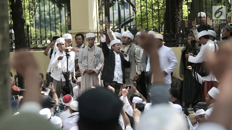 Gugatan Ditolak, Massa HTI Sujud Syukur di Luar Gedung PTUN