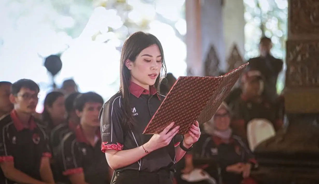 Tampilan wajah Angela Tanoe terlihat natural dengan makeup tipis yang menonjolkan blush [@angelatanoeoesibjo]