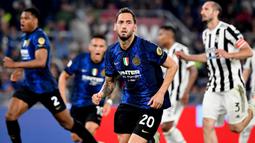 Hakan Calhanoglu menjadi salah satu penentu kemenangan Inter Milan pada laga final Coppa Italia 2021/2022 melawan Juventus. Ia berhasil melakukan tugasnya dengan baik saat ditunjuk sebagai eksekutor penalti dan membuat skor menjadi imbang 2-2 hingga waktu normal usai. (AFP/Isabella Bonotto)