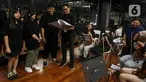 Music Director Addie MS  (kanan), Founder Light Ministry Orchestra (LMO) Edmund Lucious Oey (kedua kanan), Maddison Kurniawan (kedua kiri) dan Celine Handoko berbincang usai menjalani latihan persiapan konser A Night of Light di Jakarta, Sabtu (4/11/2023). (Liputan6.com/Herman Zakharia)