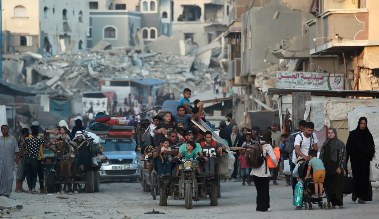 Sebagian besar penduduk Gaza telah meninggalkan rumah mereka dan beberapa di antaranya terpaksa mengungsi berkali-kali akibat perang yang tak kunjung usai. (Bashar TALEB/AFP)