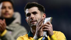 Christian Pulisic saat menggenggam trofi pemain terbaik usai membawa AC Milan mengalahkan Torino di ajang Liga Italia. (Marco BERTORELLO / AFP)