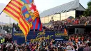 Warga Barcelona berpesta di jalanan menyambut tim Barcelona yang meraih gelar La Liga ke-24, Minggu (15/5/2016). (AFP/Pau Barrena)