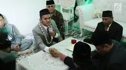 Komedian Caisar Aditya Putra dan Intan Sri Mardiani melangsungkan ijab kabul pernikahan di kawasan Cimahpar, Bogor, Jawa Barat, Sabtu (30/6). Caisal resmi mempersunting Intan Sri Mardiani yang tak lain mantan sopir Indadari. (Liputan6.com/Herman Zakharia)