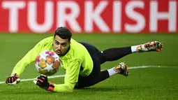 Diogo Costa merupakan kiper utama Portugal di Euro 2024. Kiper 24 tahun ini bermain di liga Portugal bersama klub raksasa Porto. Dia telah memainkan 154 pertandingan bersama klubnya dan telah dikaitkan dengan sejumlah klub Premier League. (MIGUEL RIOPA / AFP)