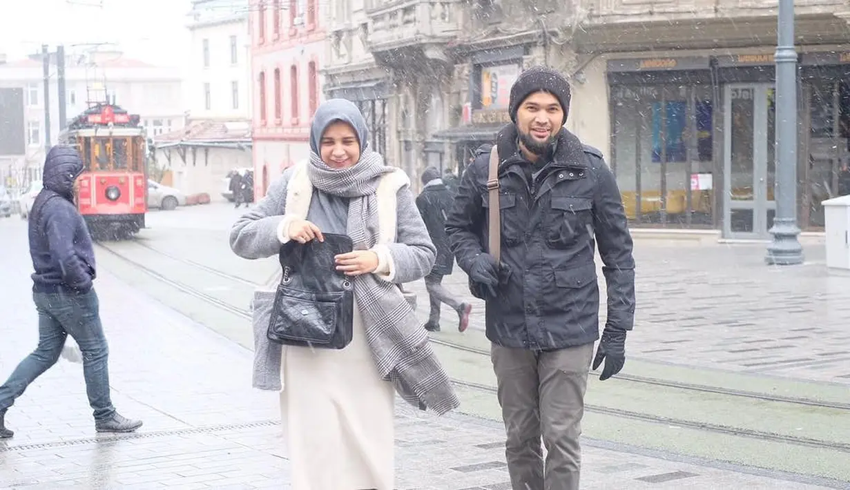 "Mi @shireensungkar iya aku tahu Indonesia ga ada musim winter, tapi malu ah sama yg laen, masa salju dimasukin ke dalam tas 😱," tulis teukuwisnu. (Instagram/teukuwisnu)