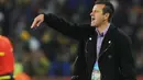 Pelatih Brasil Carlos Dunga memberi instruksi kepada timnya di laga 16 besar PD 2010 melawan Cile Ellis Park Stadium, Johannesburg, 28 Juni 2010. Brasil unggul 3-0. AFP PHOTO / ANTONIO SCORZA 