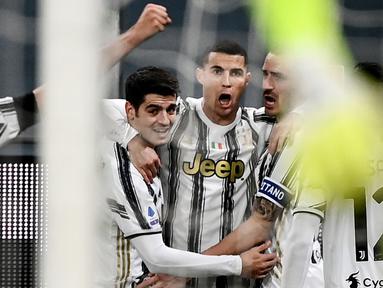 Para pemain Juventus merayakan gol yang dicetak oleh Cristiano Ronaldo ke gawang Genoa pada laga Liga Italia di Stadion Luigi-Ferraris, Senin (14/12/2020). Juventus menang dengan skor 1-3. (AFP/Marco Bertorello)