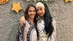 Sudah beberapa hari di Indonesia, Bunda Corla tampak membagikan aktivitasnya di media sosial seperti biasa. Salah satu kegiatannya saat kembali lagi ke Indonesia adalah buka bersama, karena bertepatan dengan bulan puasa. Potretnya pun dibagikan oleh Lucinta Luna yang ikut dalam acara tersebut. (Liputan6.com/IG/@lucintaluna_manjalita)