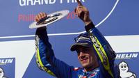 Pembalap tim Suzuki Ecstar, Maverick Vinales naik podium di Phillip Island, pada Minggu (23/10/2016) siang WIB. ( SAEED KHAN / AFP )