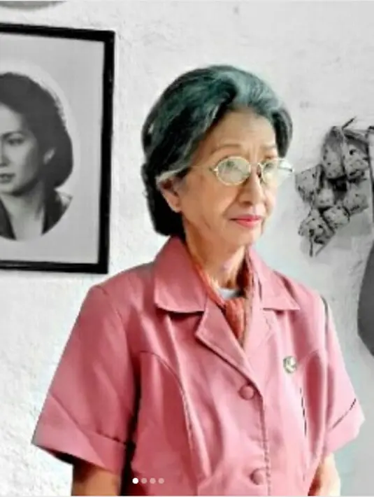 "Lalu bu Nas ambil pakaiannya dan ibu disuruh ganti baju, pakai baju bu Nas ... pas bangeeedd... dan bu Nas lsg blg " pd saat kejadian itu ( thn 65 ) , badan sy sprti Adek Irawan " .. Jg baju itu bu Nas minta agar dipakai di film tsb," lanjutnya.